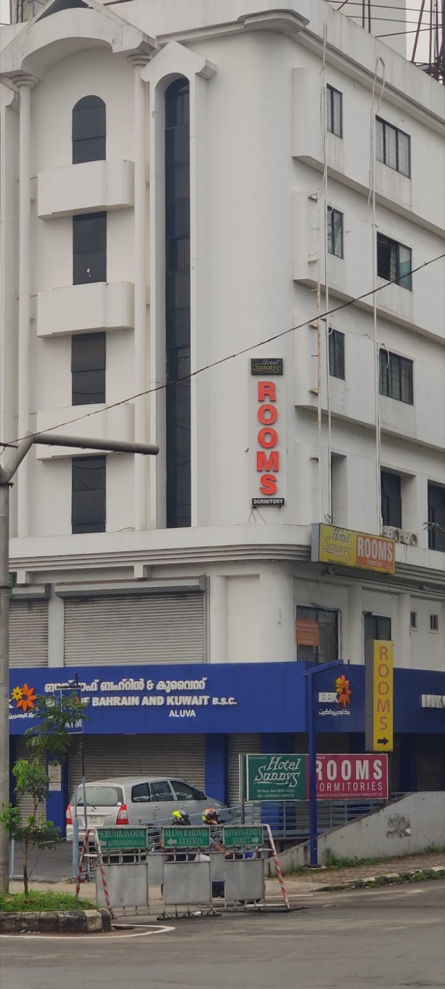Hotel Sunnys street corner with the red ROOMS sign