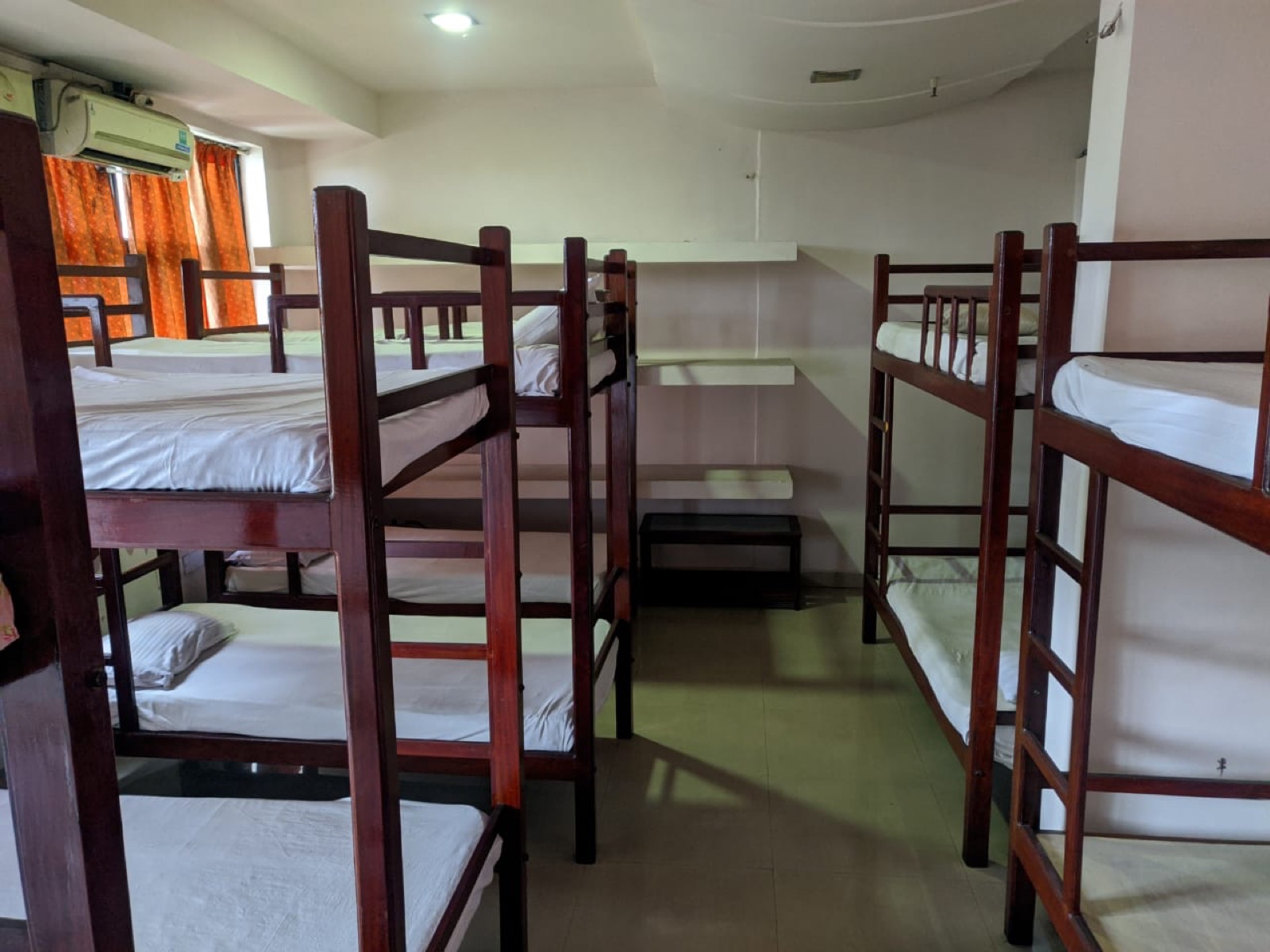 Group room with wooden bunk beds at Hotel Sunnys